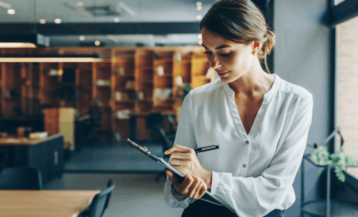 femme qui réalise un audit interne en santé et sécurité au travail