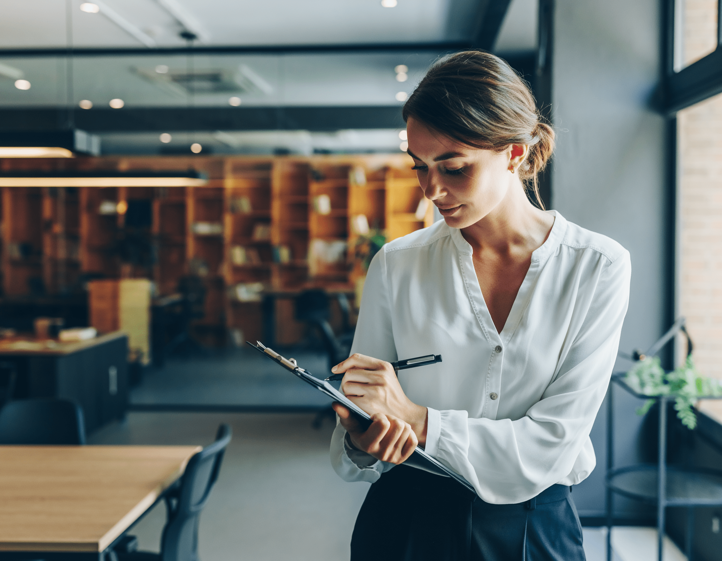 femme qui réalise un audit interne en santé et sécurité au travail