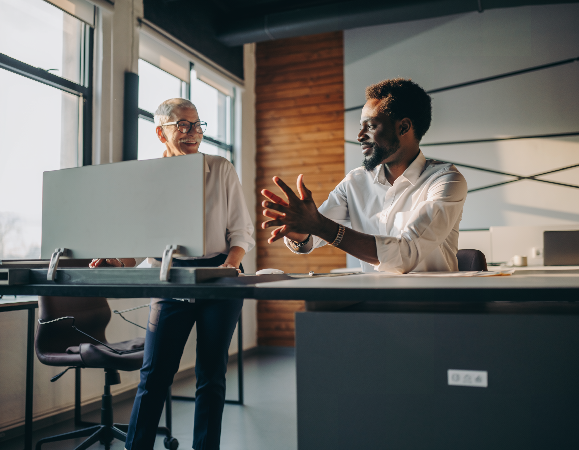 séance de gestes et postures dans un bureau avec un consultant séance de gestes et postures dans un bureau avec un consultant